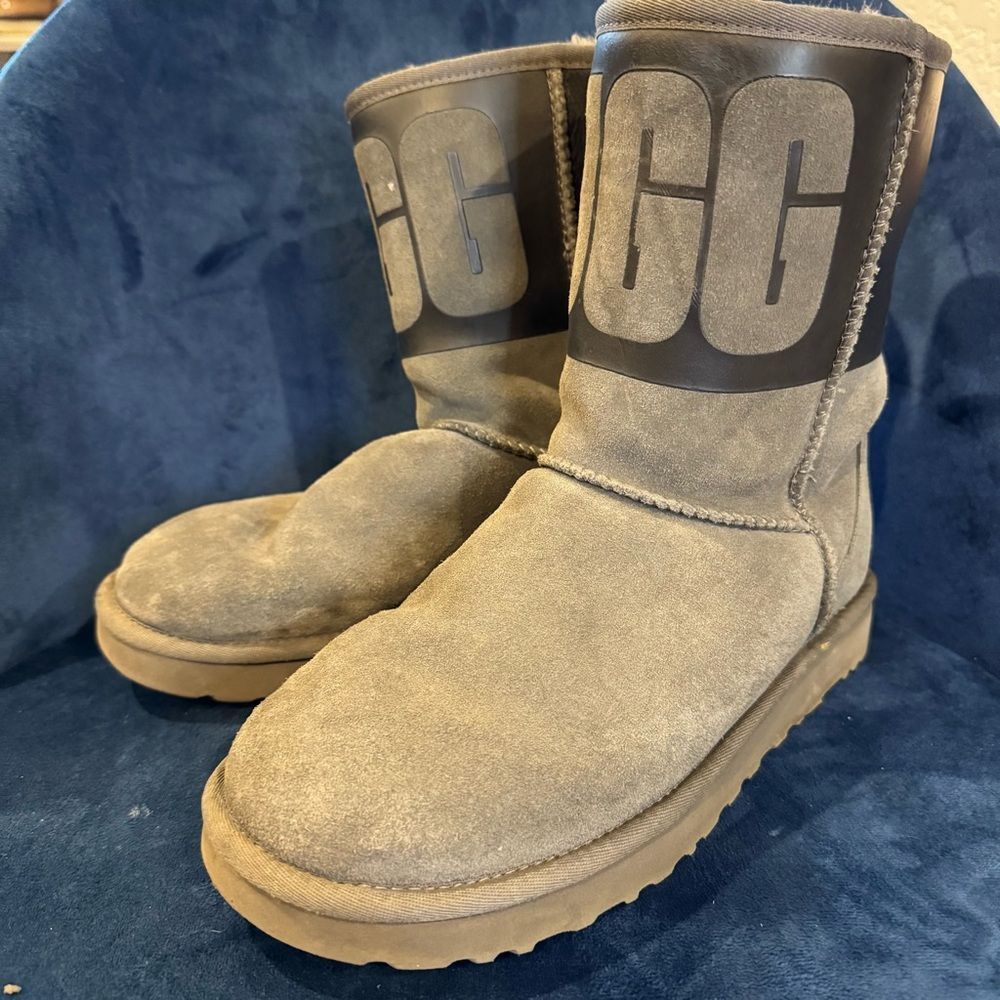 UGG Classic Mid Logo Boots. Gray & Black. Size 9